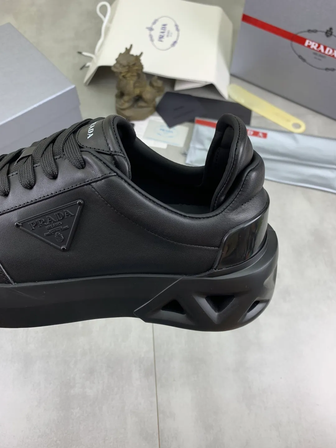 Men's men's shoes 💰P640💰 [New style] popular models are on the official website, 🆘 The trendy brand (Prada) mainly promotes popular models, avant-garde and versatile fashionable men's shoes private version mold opening, cowhide surface splicing 1:1.. Fashionable and simple, original imported cowhide lining cowhide feet; the atmosphere and personality are more fashionable, eye-catching and pursuing class. It will subvert old ideas and be a must-have for fashionistas with you! Must keep it! Tall and comfortable, large and low, high-end quality workmanship. Size: 38-45 Black and white available.